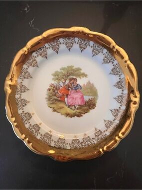 Gold-Trimmed Porcelain Decorative Plate with Romantic Center Motif